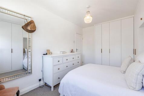 23 Lambourne Crescent - 5.jpg