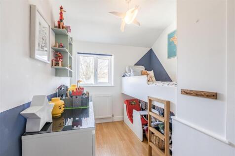 23 Lambourne Crescent - 6.jpg