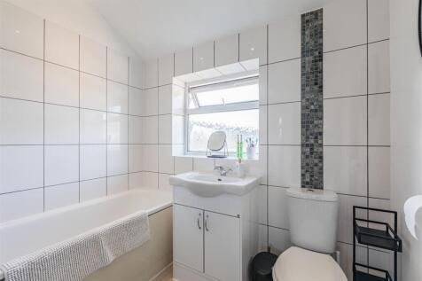 23 Lambourne Crescent - 1.jpg