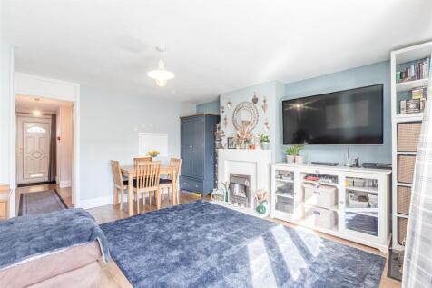 4 Fairoaks Court Lane, Addlestone, KT15 1SP - 12.j
