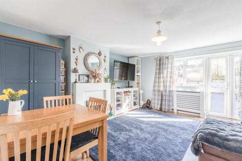 4 Fairoaks Court Lane, Addlestone, KT15 1SP - 10.j