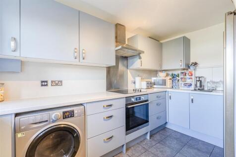 4 Fairoaks Court Lane, Addlestone, KT15 1SP - 8.jp