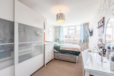 4 Fairoaks Court Lane, Addlestone, KT15 1SP - 3.jp