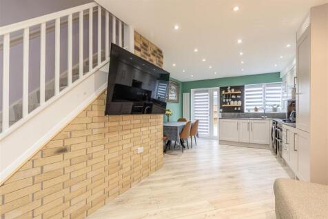 57 Monks Crescent, Addlestone, KT15 1UX - 9.jpg