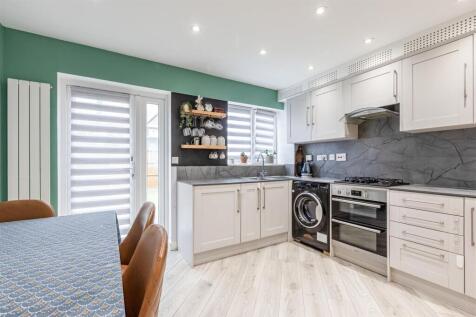 57 Monks Crescent, Addlestone, KT15 1UX - 11.jpg