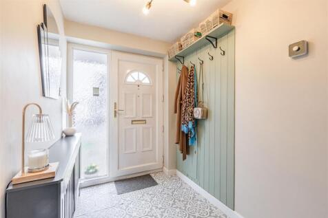 12 Gaveston Close, Byfleet, KT14 7HE - 23.jpg