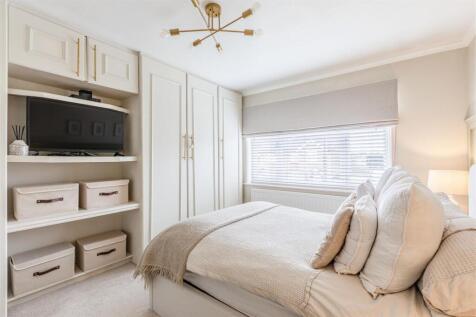 12 Gaveston Close, Byfleet, KT14 7HE - 2.jpg