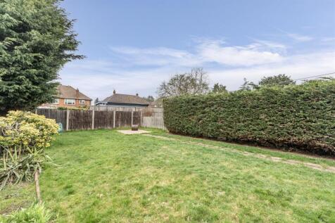 12 Gaveston Close, Byfleet, KT14 7HE - 28.jpg