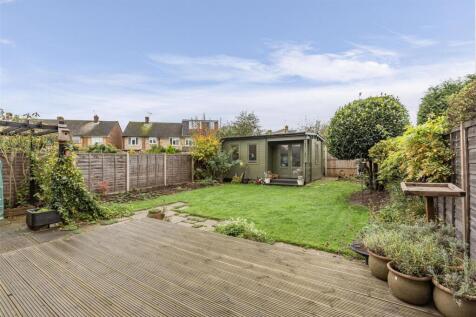 32 Godley Road, Byfleet, KT14 7EP - 14.jpg
