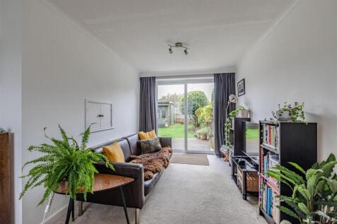 32 Godley Road, Byfleet, KT14 7EP - 4.jpg