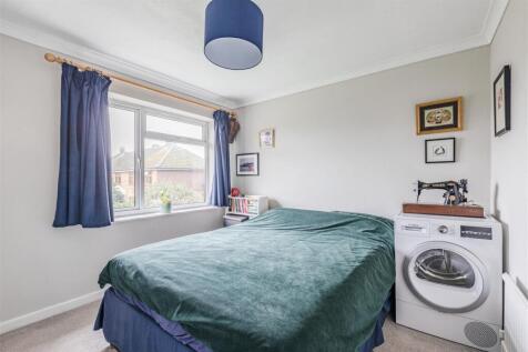 32 Godley Road, Byfleet, KT14 7EP - 9.jpg