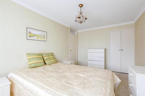6 York Close, KT14 7HW - 3.jpg
