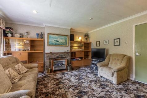 Sunnyside, Walnut Tree Lane, KT14 7AQ - 11.jpg
