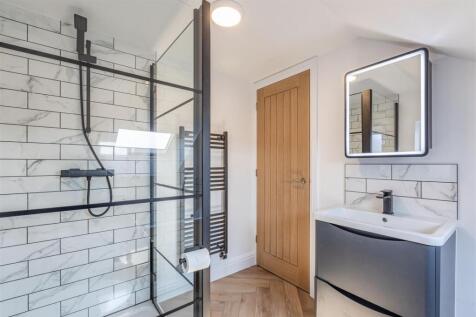 Bathroom 2.jpg