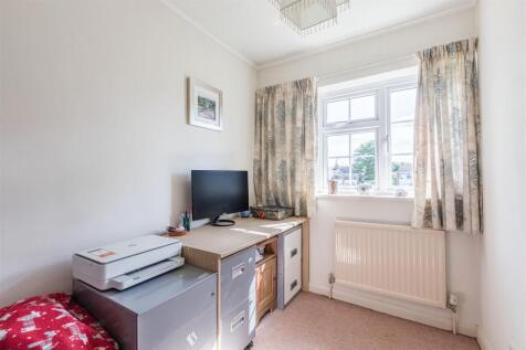 4 Digby Way, Byfleet - 1.jpg