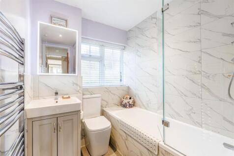 4 Digby Way, Byfleet - 6.jpg