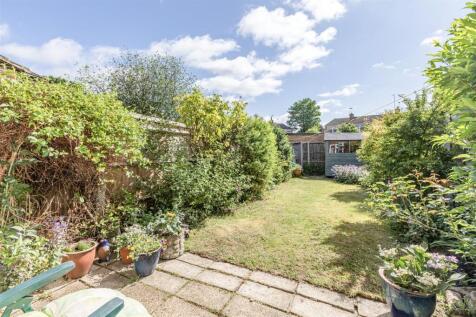4 Digby Way, Byfleet - 13.jpg