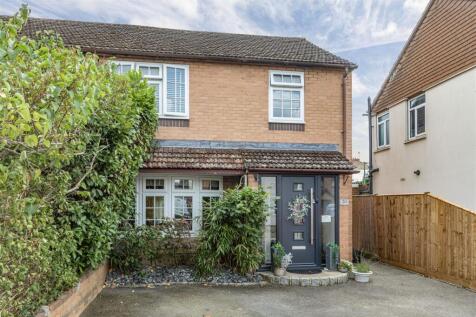 51 Hart Road, KT14 7NJ - 21.jpg