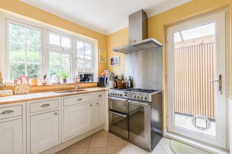 51 Hart Road, KT14 7NJ - 6.jpg