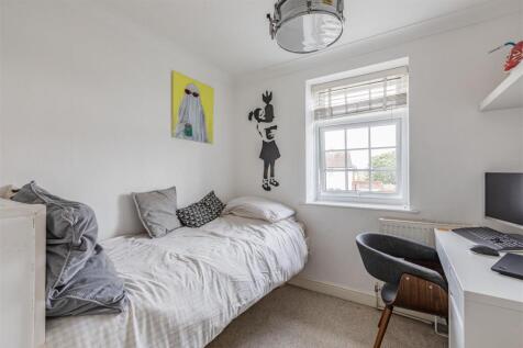 51 Hart Road, KT14 7NJ - 14.jpg