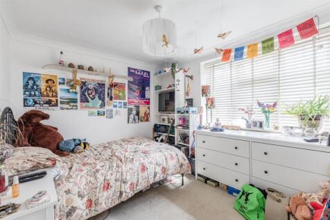 51 Hart Road, KT14 7NJ - 10.jpg