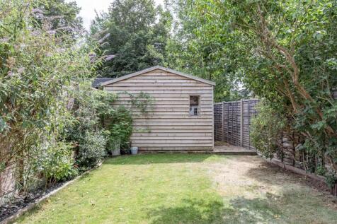 51 Hart Road, KT14 7NJ - 17.jpg