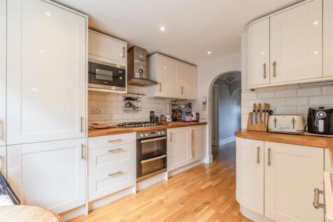 6 Weyside Close, KT14 7DF - 11.jpg