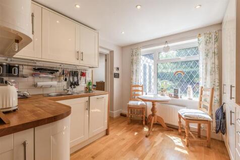 6 Weyside Close, KT14 7DF - 12.jpg