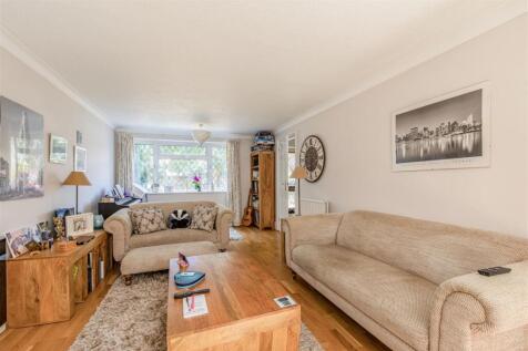 6 Weyside Close, KT14 7DF - 15.jpg