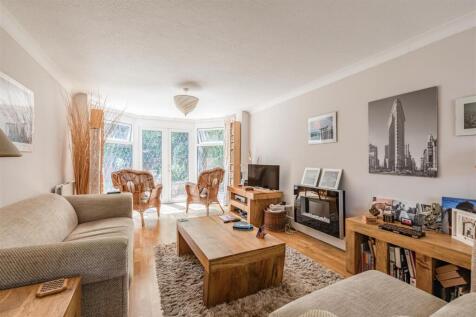 6 Weyside Close, KT14 7DF - 14.jpg