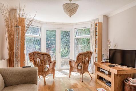 6 Weyside Close, KT14 7DF - 17.jpg