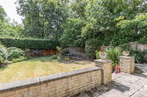6 Weyside Close, KT14 7DF - 18.jpg