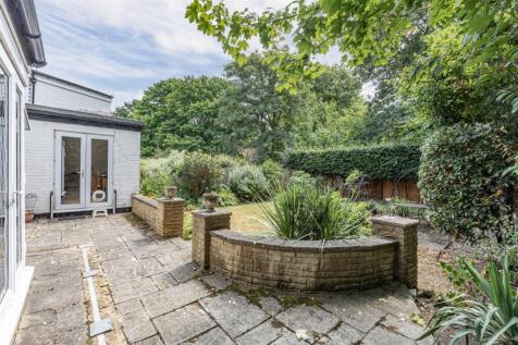 6 Weyside Close, KT14 7DF - 19.jpg