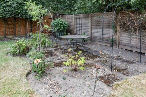 6 Weyside Close, KT14 7DF - 20.jpg