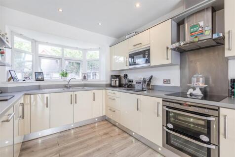 1 Park Close Byfleet KT14 7FH - 11.jpg