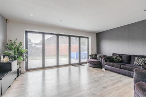 1 Park Close Byfleet KT14 7FH - 17.jpg