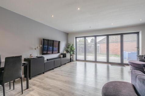 1 Park Close Byfleet KT14 7FH - 18.jpg