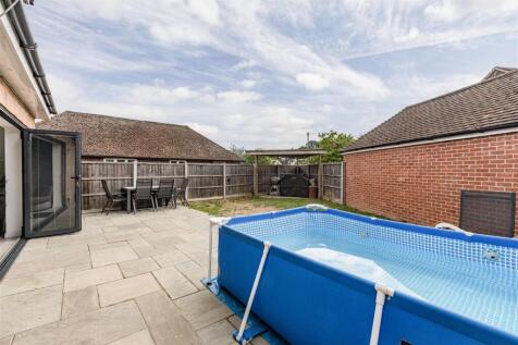 1 Park Close Byfleet KT14 7FH - 15.jpg
