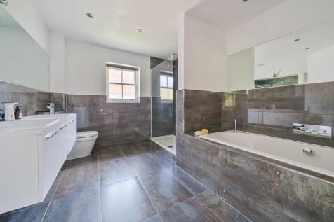 Bathroom 2.jpg