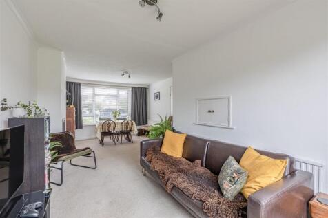32 Godley Road, Byfleet, KT14 7EP - 7.jpg