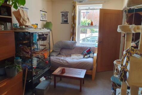 Living room to front.jpg