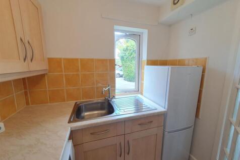 Kitchen to window.jpg