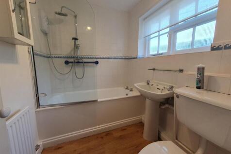 Bedroom 2 ensuite.jpg