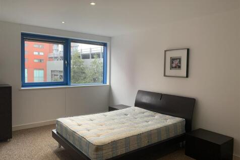 Bedroom 1 - 01.JPG