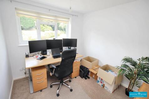 Bedroom/ Study