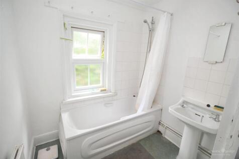 Rear LHS FF Bathroom