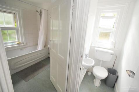 Rear LHS FF Bathroom