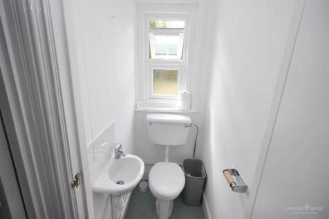 Rear LHS FF Bathroom