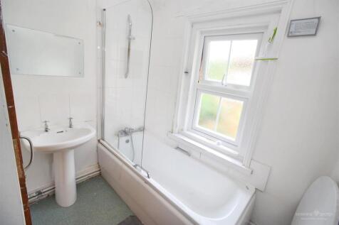 Rear RHS FF Bathroom