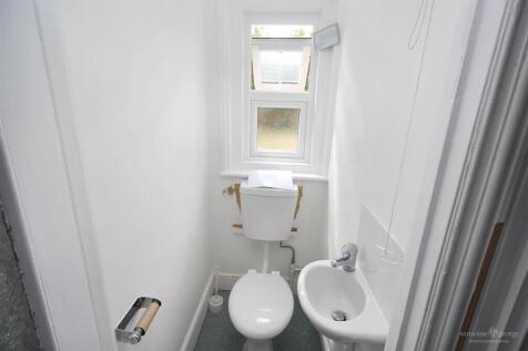 Rear RHS FF Bathroom